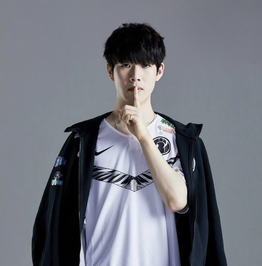 她凭借多年 她凭借多年